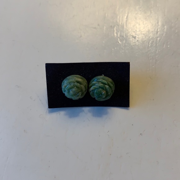 Tiny jade rose studs - Picture 1 of 4